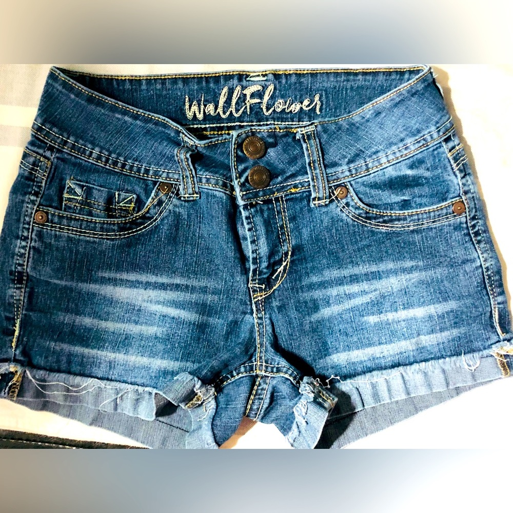 WallFlower Women's Ultra Denim Shorts Mid-Rise Insta Soft Juniors (S)